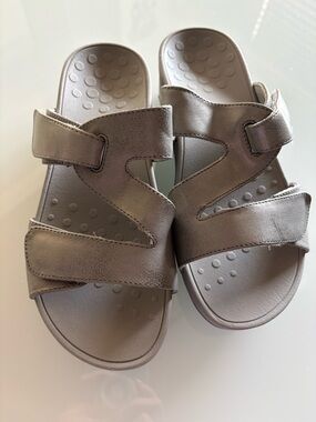 Vionic Gray Metallic Adjustable Strappy Wedge Sandal, 7